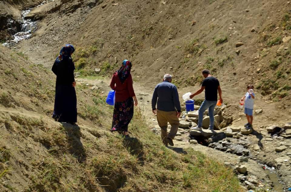 <p>Kahramanmaraş'tan gelen Cahit Sezgin de suyun çok güzel olduğunu ve inşallah böbrek taşına şifa olacağını söyledi.</p>
<p> </p>