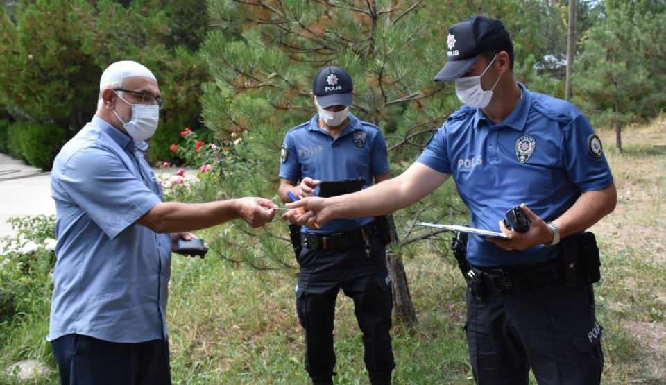 <p>Alıp baktım, kağıdı yıpranmış görünüyordu. Doğru olanın emniyete bildirmek olduğunu düşündüm. Polisler geldi ve teslim ettim. İnşallah kaybeden kişi bulur, sevinir ve bana da dua eder" dedi. </p>
