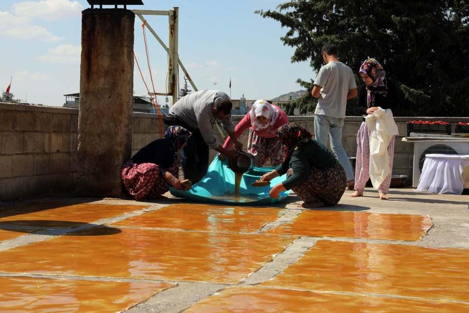 <p>Hava durumuna bağlı olarak 1 hafta içinde bezlerimizde pestillerimiz kurur ve bezlerimizi ıslatarak pestili ayırırız. Pestili sermek kadar bezden çıkartması da çok zor bir iştir. </p>