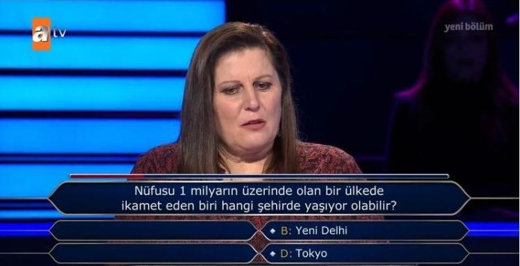 <p><span style="color:#FF0000"><strong>Yarı yarıya joker hakkını kullanan yarışmacı Rio de Janeiro ve Bangkok seçeneklerinin elenmesiyle; Yeni Delhi ve Tokyo arasında seçim yaptı.</strong></span></p>
