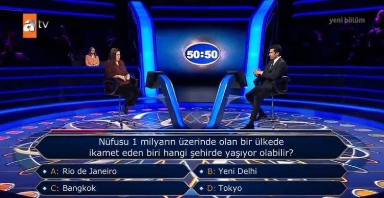 <p><span style="color:#FF0000"><strong>ATV ekranlarında seyircilerin karşısına çıkan yarışmanın son bölümünde "Nüfusu 1 milyarın üzerinde olan bir ülkede ikamet eden biri hangi şehirde yaşıyor olabilir?" sorusu yarışmaya damga vurdu.</strong></span></p>
