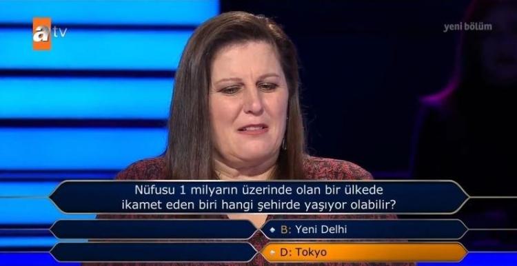 <p><span style="color:#FF0000"><strong>Tokyo cevabını seçen yarışmacı yanlış cevap vermesiyle yarışmadan elendi. "Nüfusu 1 milyarın üzerinde olan bir ülkede ikamet eden biri hangi şehirde yaşıyor olabilir?" sorusunun doğru cevabı B şıkkı Yeni Delhi olacaktı.</strong></span></p>
