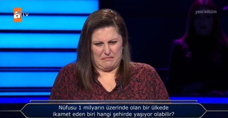 <p><span style="color:#FF0000"><strong>Seyirciler sorunun cevabını merakla beklerken yarışmacı ise zor anlar yaşadı. "Nüfusu 1 milyarın üzerinde olan bir ülkede ikamet eden biri hangi şehirde yaşıyor olabilir?" sorusu için Rio de Janeiro, Yeni Delhi, Bangkok, Tokyo cevap seçenekleri arasındaydı.</strong></span></p>
