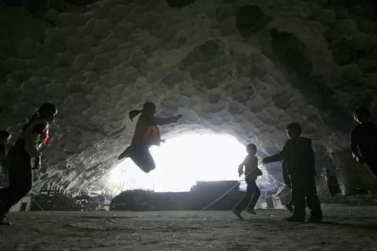 <p>Üstelik bu okulu bir mağarada açıyorlar. Haliyle okulun adı da 'Orta Mağara İlk Okulu' oluyor.</p>

<p> </p>
