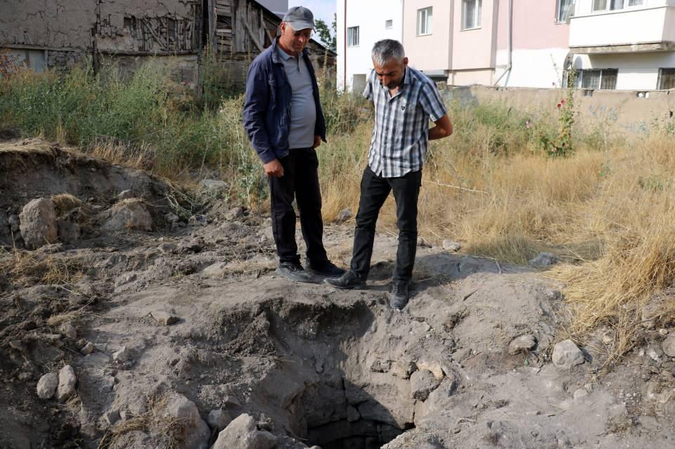 <p>Sivas Belediyesi ekipleri çevre düzenlemesi yaptığı sırada yıllardır kapalı olan tarihi su kuyusu gün yüzüne çıkarttı.</p>
