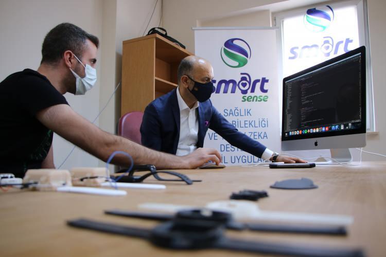 <p><strong>16 aylık emeğin sonucunda ortaya çıktı</strong></p>

<p>Geliştirdikleri proje hakkında bilgi veren Doç. Dr. Zülfü Genç, "2020 yılında Sanayi ve Ticaret Bakanlığı AR-GE ve inovasyon destekli programı kapsamında Elazığ KOSGEB’e sunmuş olduğumuz ‘Hastalık Teşhisi Ve Hasta Takip İçin Yapay Zeka Destekli Akıllı Bileklik Tasarım ve Uygulaması’ Projemiz ilgili kurullar tarafından kabul edilerek desteklenmiştir. Bu proje kapsamında yaklaşık 16 aylık bir süreç içerisinde sağlık sektöründe kullanılabilecek, giyilebilir sensörler ve yapay zeka destekli bir yazılım ve uygulama geliştirdik. Burada da onların prototiplerini görmektesiniz. Süreç içerisinde 4-5 tane farklı prototip üzerinde çalıştık ve nihai ürünü şuan kolumda. İki adet farklı yeni tasarım gerçekleştirdik” dedi.</p>
