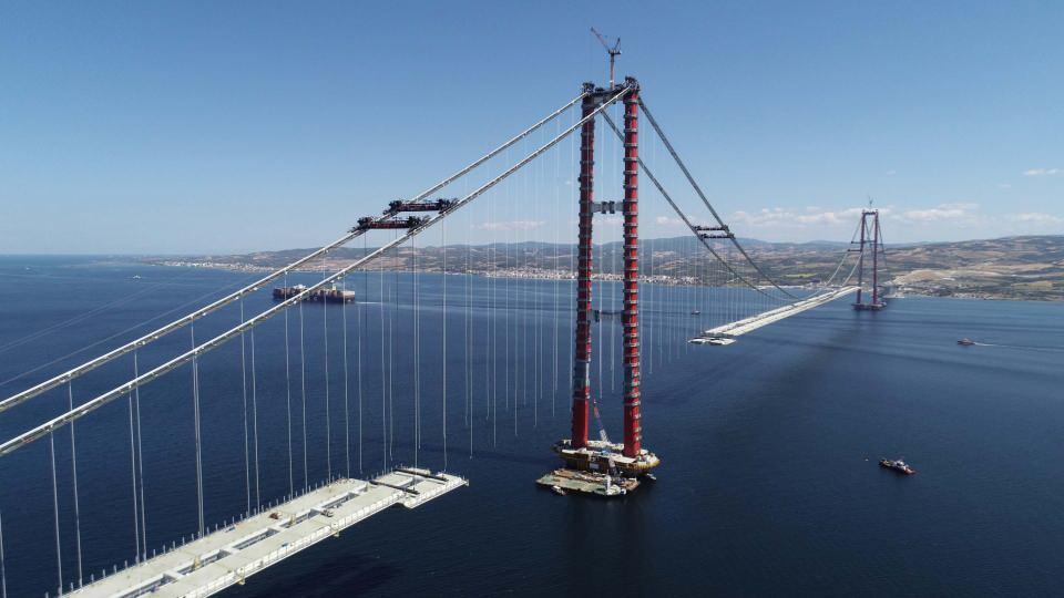<p>5 bine yakın çalışan ile 24 saat aralıksız devam eden çalışmalar sonucu Çanakkale Köprüsü'nün büyük bölümü 4,5 yılda tamamlandı. Köprünün açılışına ise 6 ay kaldı. </p>
<p> </p>