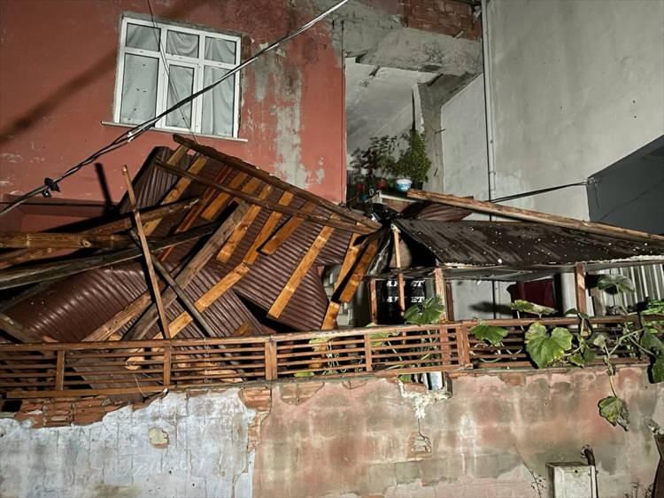 <p>SİLİVRİ'DE DOLU YAĞDI</p>
<p>Gök gürültülü sağanağın etkili olduğu Silivri'de ise dolu yağdığı görüldü. Bazı mahallelerde şiddetli rüzgardan ağaçlar devrildi. Yolçatı Mahallesi'nde saman balyalarının üzerine yıldırım düşmesi sonucu çıkan yangında 30 balya yandı.<br />
Yağış nedeniyle kentin birçok noktasında trafik akışı yavaşladı.</p>
