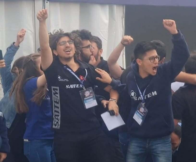 <p>Sonra o kırık haldeki arabayı tamir edip, canlandırdık. Önce mekanik kısmı düzenledik, sonra yazılımını yaptık. Geçen yıl parkuru bitiren tek ekiptik. Bu yıl da parkuru tamamladığımız için mutluyuz. </p>
