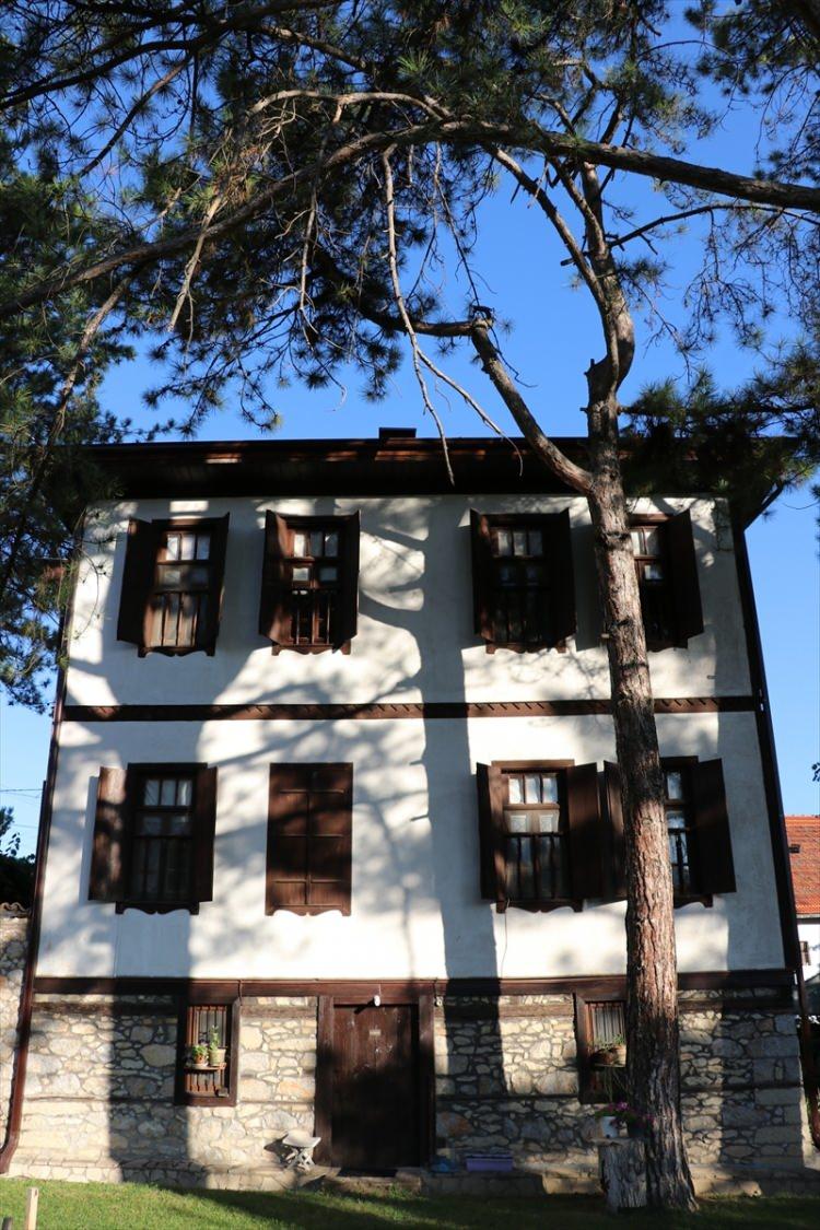 <p>Kültürel Miras ve Korumacılık" ana temasıyla düzenlenen festival kapsamında Bağlarbaşı Mahallesi'nde ‘Kavuştucu Evi" olarak bilinen 98 yıllık konağa "En İyi Korunan Ev Onur Ödülü" verilirken, plaket çakma töreni düzenlendi.</p>