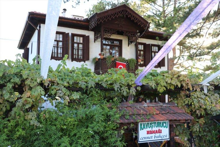 <p>Karabük'ün Safranbolu ilçesinde, "Kültürel Miras ve Korumacılık" temasıyla düzenlenen "22. Uluslararası Altın Safran Belgesel Film Festivali" kapsamında, Yılmaz Kavuşturucu'ya ait ev, "en iyi korunan ev" ödülüne layık bulundu.</p>
