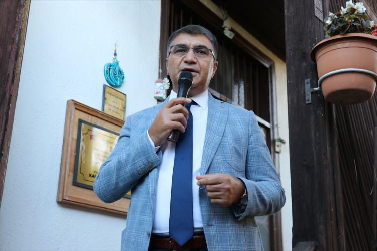 <p>Törene Karabük Valisi Fuat Gürel, Safranbolu Belediye Başkanı Elif Köse, Safranbolu Kaymakamı Mehmet Türköz, İl Milli Eğitim Müdürü Nevzat Akbaş, İl Kültür ve Turizm Müdürü İbrahim Şahin, iş insanı Şefik Dizdar, İlhan- Yılmaz Kavuşturucu ile ailesi katıldı.</p>