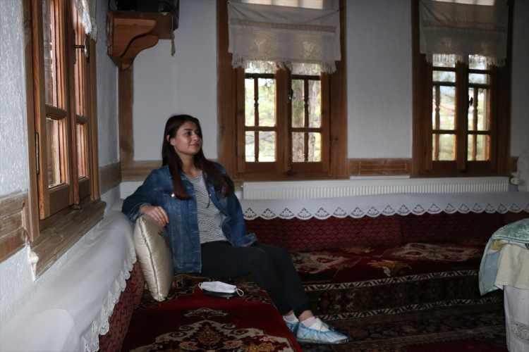 <p>Törende konuşan Karabük Valisi Fuat Gürel, ödül alan evi koruyan ve geleceğe taşıyan Kavuşturucu ailesini tebrik etti.</p>