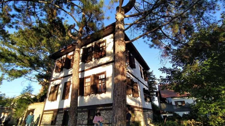<p> Bu tür festivalleri yapmak, uygulamak ve sürekli hale getirmek gerçekten çok zor. O bağlamda bu şehrin yöneticilerini tebrik ediyorum” dedi.</p>