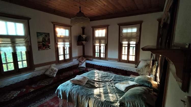 <p>Konuşmanın ardından Vali Gürel, Belediye Başkanı Köse ve Kaymakam Türköz tarafından 98 yıllık bir geçmişi bulunan konağa "En İyi Korunan Ev Onur Ödülü" plaketi çakılmasıyla program sona erdi.</p>