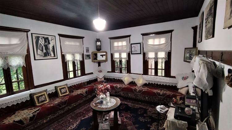 <p>Geçmiş yıllarda Kültür ve Turizm Bakanlığı tarafından düzenlenen en güzel cephe görünümlü ev yarışmasında Kavuşturucular Konağı il birincisi olduğu öğrenildi.</p>