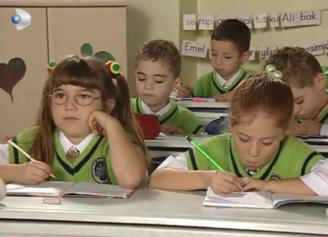 <p><span style="color:#800000"><strong>Buket'in gerçek ismi S¸ara Türesel. 23 Nisan 1997 senesinde dünyaya gözlerini açan Türesel, Yeditepe Üniversitesi Radyo Televizyon ve Sinema bölümünden mezun oldu. Şarkı söylemeyi çok seven Türesel, profesyonel anlamda sevdiği mesleği devam ettiriyor. Şara Türesel çeşitli YouTube kanallarında yer alıp o duru sesiyle dinleyenleri mest ediyor.</strong></span></p>
<p> </p>