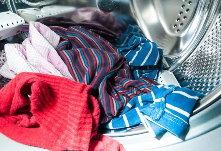<p><span style="color:#000000"><strong>Eğer elde yıkamak yerine makineye atmak isterseniz de mutlaka pantolonu ters çevirip ters bir şekilde atmanız daha doğrudur. Böylece uzun süre rengini koruyabilirsiniz. </strong></span></p>