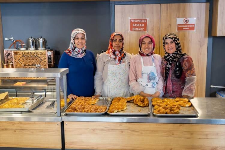 <p>Sivas'ta, 26 kilometre uzaklıktaki komşu Suşehri ilçesindeki pastaneden alışveriş yapan Akıncılar ilçesi halkı, kadın kooperatifinin girişimleriyle pastaneye kavuştu.</p>
