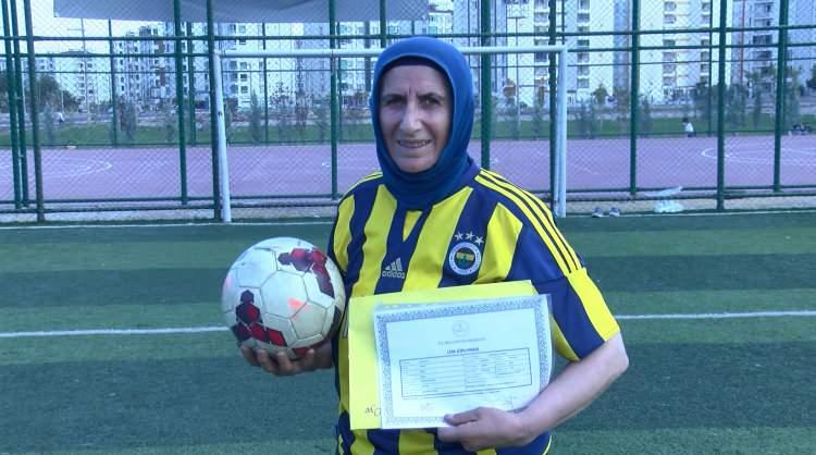 <p><strong>'ARTIK BİR SORUN KALMADI'</strong></p>

<p>Ay,  6 yaşından bu yana futbol tutkusu olduğunu ve 39 yıldır futbolculuk yaptığını ancak 4 yıl önce profesyonel olduğunu söyledi. Ay, şöyle devam etti:</p>

<p>"Şu an aktif olarak Ergani Makam Spor'da devam ediyorum. 2 yıl Diyarbekirspor'da oynadım, transfer oldum. Futbol hayallerimi gerçekleştirdim şimdi de antrenörlük belgesi almak istiyorum. Bana sürekli dediler ki; lise diploman yok. Maçlarımı tamamladıktan sonra lise diplomasını sorun ettiler. Açık öğretimden lise diplomamı da aldım. Artık bir sorun kalmadı. Antrenör olmak istiyorum. </p>
