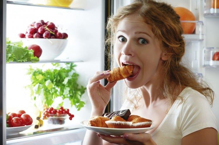 <p><strong>Bunu önlemek için karbonhidrat alımını azaltmalı ve daha çok lifli gıdalar tüketilmelidir. </strong></p>