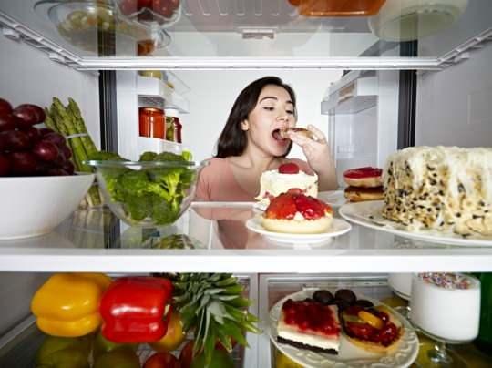 <p><strong>İşlenmiş gıdaları hayatınızdan çıkararak daha çok meyve ve sağlıklı sebze, protein ve tahıl ürünler tüketerek açlık hissini yok edebilirsiniz. </strong></p>