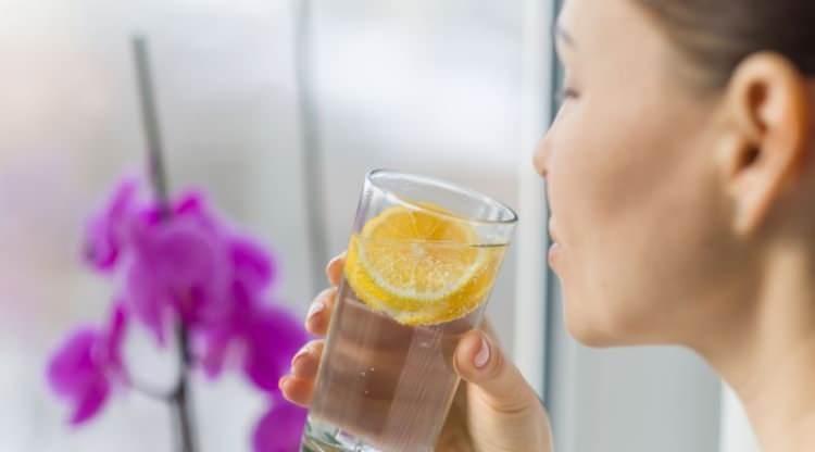 <p><span style="color:#B22222"><strong>YETERSİZ SU ALIMI</strong></span></p>

<p><strong>İnsan sağlığında önemli rol oynayan suyun yetersiz alımı daha çok hastalanmanıza ve sürekli olarak acıkmanıza sebep olan hataların başında geliyor. Uzmanlara göre günde en az 2 litre su tüketilmesi tavsiye edilmektedir. </strong></p>
