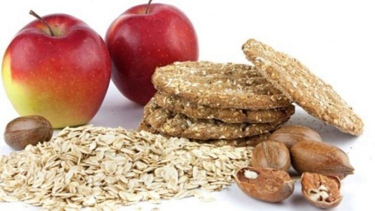 <p><strong>Lif açısından zengin besinler midenin boşalmasını ve besinlerin sindirilme hızını yavaşlatarak onu kontrol etmeye yardımcı olur.  Ayrıca iştah ve tokluktan sorumlu hormonların salınımını da etkiler.</strong></p>
