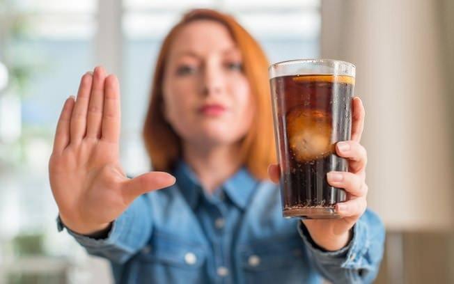 <p><span style="color:#B22222"><strong>YÜKSEK KALORİLİ İÇECEK ALMAK</strong></span></p>

<p><strong>İçeriğinde şeker olan ve kalorisi olan yiyeceklerden uzak durmak gerekiyor. Bu tarz asitli ve içinde yüksek bulunan şekerler daha çok iştahınızın açılmasına sebep olmaktadır. </strong></p>
