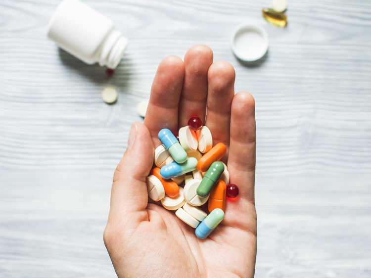 <p><span style="color:#B22222"><strong>&Ccedil;EŞİTLİ İLA&Ccedil;LARIN KULLANIMI</strong></span></p>

<p><strong>Bazı sağlık porblemlerinden kaynaklı s&uuml;rekli kullanılan bazı ila&ccedil;lar i&ccedil;eriğinde bulunan kortizondan kaynaklı s&uuml;rekli yeme isteği oluşturur.&nbsp;</strong></p>

<p>&nbsp;</p>
