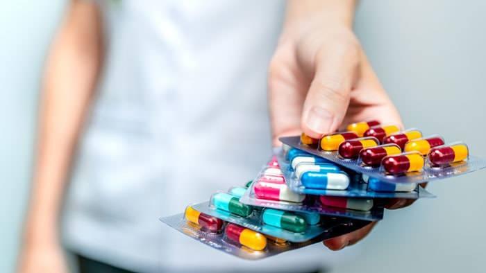 <p><strong>&Ouml;zellikle&nbsp;antipsikotikler, antidepresanlar, antikonv&uuml;lzanlar ve kortikosteroidlerdir. İns&uuml;lin ve bazı antidiyabetikler de istenmeyen bir yan etki olarak a&ccedil;lığa neden olur.</strong></p>
