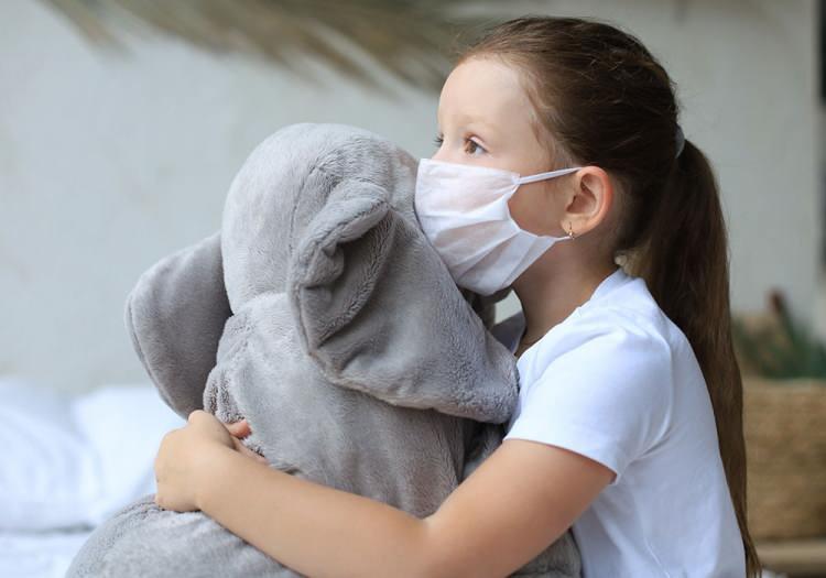 <p><span style="color:#B22222"><strong>&Ccedil;EŞİTLİ HASTALIKLAR</strong></span></p>

<p><strong>Son olarak, insanlarda g&ouml;r&uuml;len bazı hastalıkların sık sık a&ccedil;lık hissine yol a&ccedil;abileceği ve bu hissin araştırılması gereken bir belirti olduğu unutmamak gerekiyor.&nbsp;</strong></p>

<p><strong>En yaygın olanı, y&uuml;ksek kan şekeri seviyeleri ile ortaya &ccedil;ıkan ve a&ccedil;lığa, aşırı susuzluğa, kilo kaybına ve yorgunluğa neden olan diyabettir. Hipertiroidizm gibi iştahı tetikleyen hastalıklar da mevcuttur.</strong></p>
