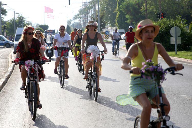 <p>Bisiklet kullanımını teşvik etmek amacıyla 2013'te başlatılan ve dünyaya yayılan Süslü Kadınlar Bisiklet Turu'nun 9'uncusu, etkinliğin başladığı kent olan İzmir'de çok sayıda bisikletli kadının katılımıyla gerçekleştirildi.</p>
