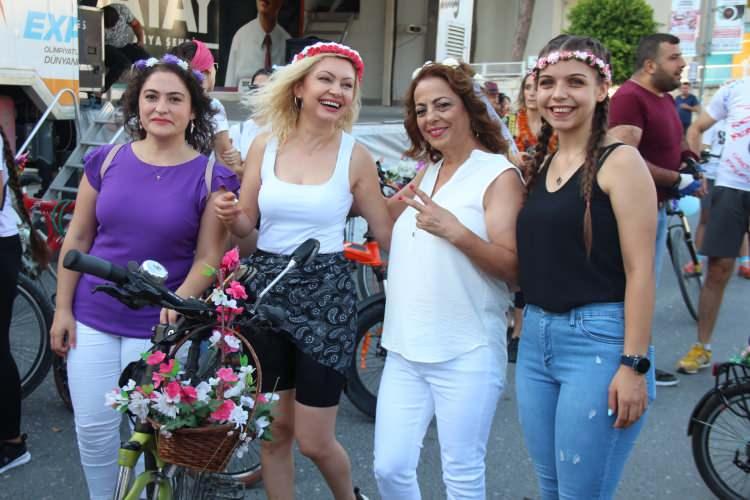<p>Daha sonra kadınlar, Talat Paşa Bulvarı'ndan tarihi Kültürpark'a pedal çevirdi.</p>
