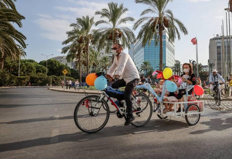<p>2013 yılında sadece İzmir'de düzenlenen etkinliğimizi şimdi ise toplam 25 ülkede ve 155 şehirde yapıyoruz. Giderek kalabalıklaşıyoruz.</p>
