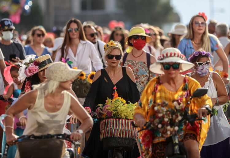 <p>Saraçlar Caddesi'ndeki Atatürk Anıtı önünde bir araya gelen kadınlar bisikletlerini balon ve çeşitli objelerle süsledi. </p>