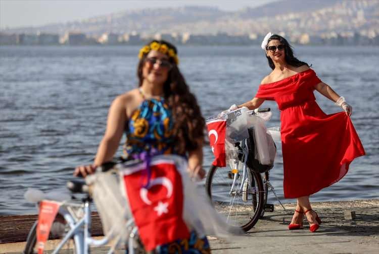 <p>Polis eskortu eşliğinde Atatürk Parkı'ndan başlayan bisiklet turu, Güllük ve Işıklar caddelerinden sonra Lara Caddesi'ndeki Yalım Parkı'nda sona erdi.</p>