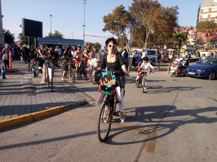 <p>Süslü Kadınlar Bisiklet Turu'na katılan kadınlar, Adnan Menderes Bulvarı'ndan Kurupelit Yat Limanı'na kadar pedal çevirdi.</p>