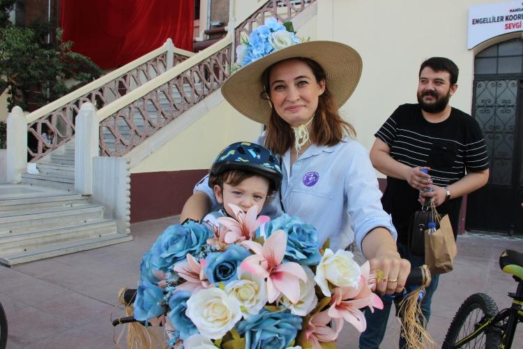 <p>Çorum Organizatörü Melek Gizem Çataroğlu'nun, basın açıklamasının ardından kadınlar, Saat Kulesi'nden Çorum Müzesi istikametinde yaklaşık 4 kilometrelik bir parkurda pedal çevirdi.</p>