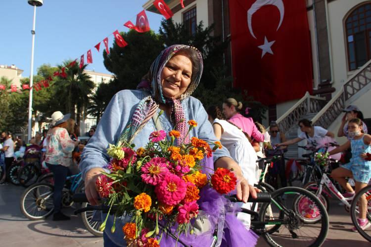 <p>Amaçlarının farkındalık yaratmak olduğunu ifade eden Çataroğlu, "Etkinlik 6. kez Çorum'da düzenleniyor. İzmir'de 2013 yılında başladı 9. kez Süslü Kadınlar Bisiklet Turu tüm dünyada düzenleniyor. 150 şehirde 30 ülkede eş zamanlı yapıyoruz bu turu." dedi.</p>