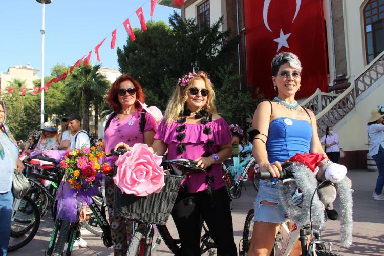 <p>"Bu hedeflerimize dikkat çekmek için senede bir kez toplanıp süslenip bi"Bu hedeflerimize dikkat çekmek için senede bir kez toplanıp süslenip bisikletlerimizi sürüyoruz. İlerlemeler var. Bu yıl bakıyoruz Çorum Belediyesinin bisiklet uygulamaları var, bisiklet kullanımını artırmak için birçok çabası var</p>