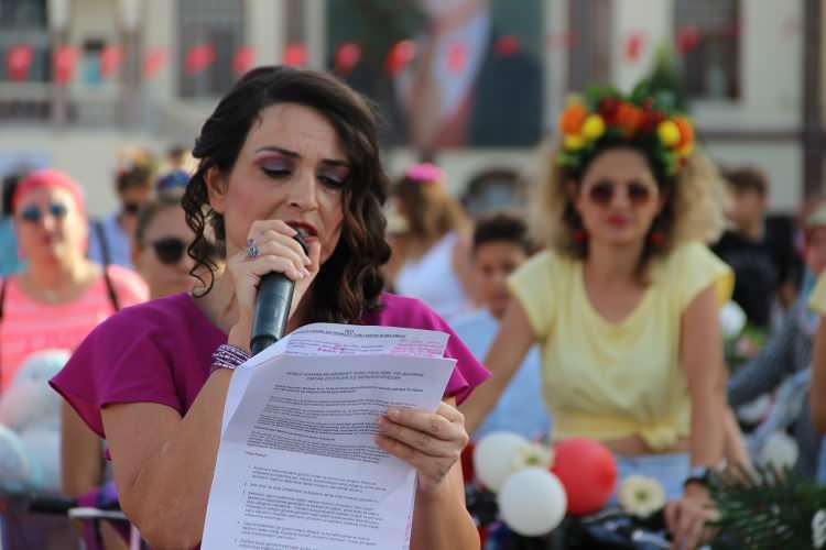 <p>Trafikte ve bisiklet yollarının kullanımının gelişmişlik göstergesi olduğunu da ifade eden Melek Gizem Çataroğlu, "Aslında bisiklet yolu olmasa bile yollarda bizim de hakkımız var. </p>