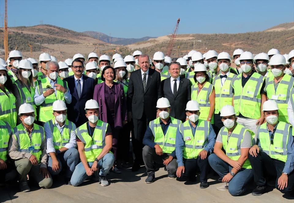 <p>Cumhurbaşkanı Erdoğan, santral çalışanlarıyla fotoğraf çektirdi.</p>
