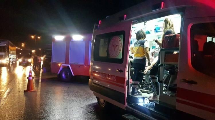 <p>Olay yerine sevk edilen sağlık ekiplerince kazada hafif yaralanan 5 kişi ilk müdahaleleri sonrasında hastanelere kaldırılarak tedavi altına alındı.</p>