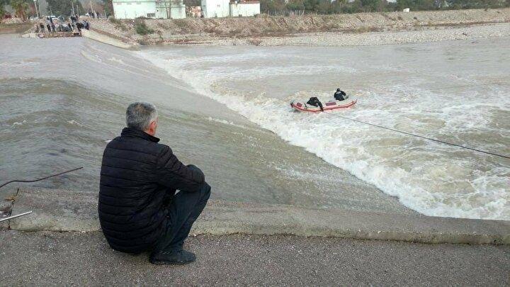 <p>Kızının son olarak fotoğraflarından oluşturduğu bir videoyu paylaşan baba Ahmet Acar, üzerine şu notu düştü:</p>
<p>“Lütfen beğenmeyin! Acım çok ağır. Okuyun. Beğeniye gerek yok. Ben üzgünüm, yorgunum, bitkinim. Siz hiç evlat acısı yaşadınız mı? Evet, 24 Ocak’ta Antalya Kemer’de çıkan hortum faciasında kızımız Kader Buse Acar’ı kaybettik.”</p>