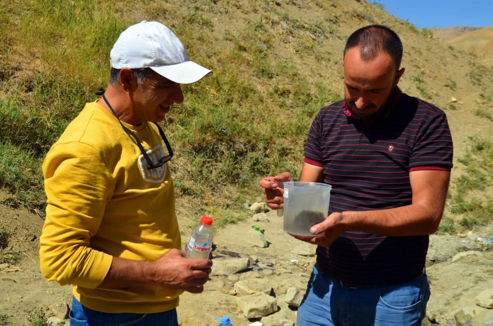 <p>Traktörle çalışıyorum, inan ki bu suyu içtiğimizden böbrek taşı gidiyor, bitiyor. Taş, maş diye bir şey şu an bizde yok. İstanbul'dan gelmişim, bu hastalığı atlatıp gidiyorum" diye konuştu.</p>
<p> </p>