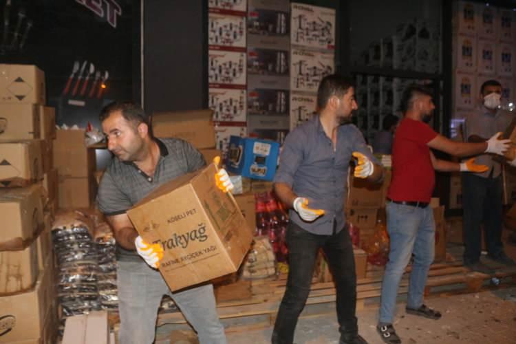 <p>Van'ın İpekyolu ilçesine bağlı Bahçıvan Mahallesi'nde öğle saatlerinde 6 katlı binanın zemin katında bulunan bir iş yerinde çıkan yangında esnaf ve vatandaşların seferberliği insanlığın ölmediğini gösterdi.</p>