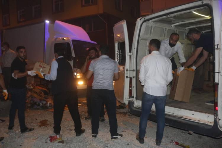 <p>Çıkan yangında yapılan ihbar üzerinde olay yerine gelen itfaiye ekipleri yangını kontrol altına almaya çalışırken, çevredeki esnaf ve vatandaşlar yangının devam ettiği iş yerinde el birliğiyle eşyaları dışarıya taşımaya başladı.</p>
