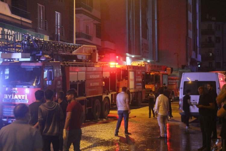 <p>Saatlerce devam eden yangında can kaybı yaşanmazken ikisi çocuk olmak üzere 3 kişi hafif şekilde yaralandı.</p>