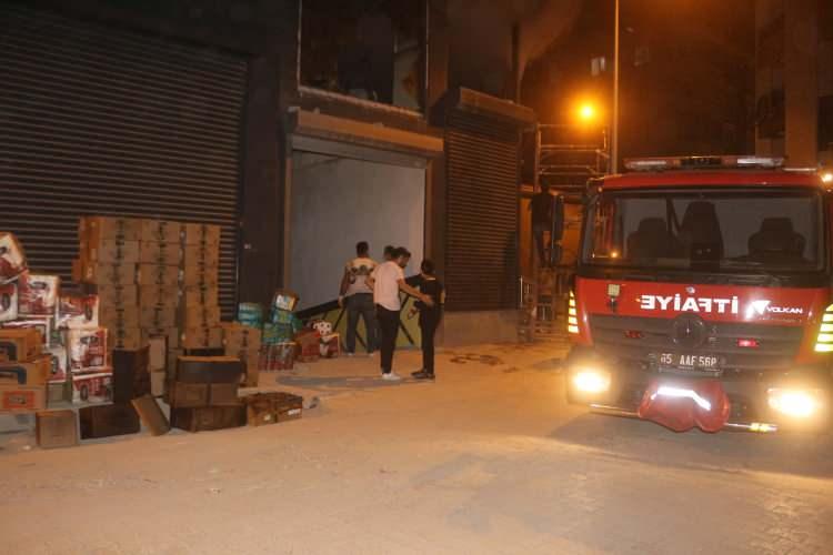 <p>Yangının devam ettiği olay yeri ve çevresinde polis ekipleri geniş güvenlik önlemi alırken, henüz nedeni bilinmeyen yangınla ilgili soruşturma başlatıldı.</p>
